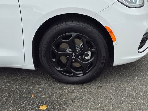 Used 2024 Chrysler Pacifica Select image 2