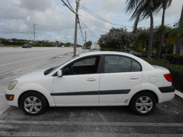 Used 2009 Kia Rio Sedan FWD image 2