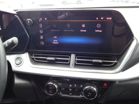 Used 2024 Chevrolet Trax LT image 13