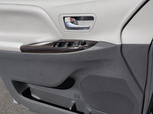 Used 2020 Toyota Sienna XLE AWD image 20