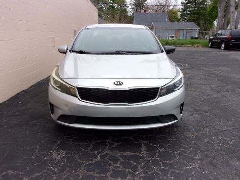 Used 2018 Kia Forte LX Sedan FWD image 2