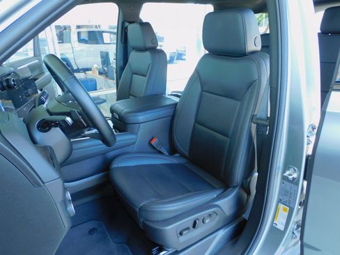 Used 2025 Chevrolet Suburban 4WD Z71 image 20