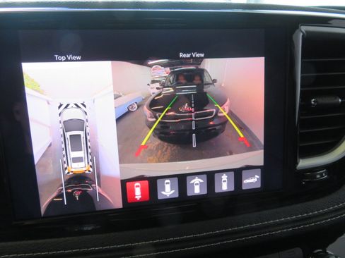 Used 2025 Chrysler Pacifica Select image 38