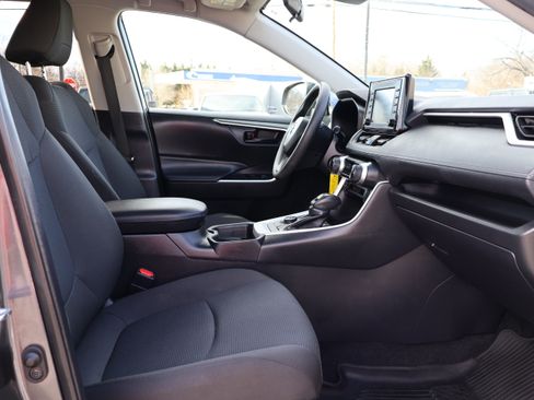 Used 2021 Toyota RAV4 LE image 16