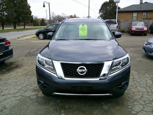 Used 2014 Nissan Pathfinder SV image 2