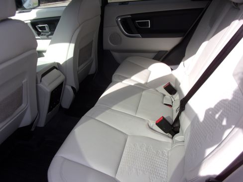 Used 2016 Land Rover Discovery Sport SE image 5