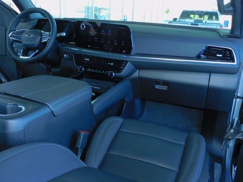 Used 2025 Chevrolet Suburban Z71 image 4