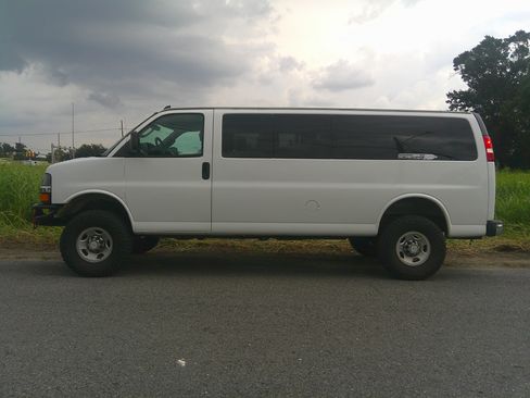 Used 2017 Chevrolet Express 3500 LT Extended Passenger RWD image 5