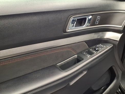 Used 2019 Ford Explorer XLT image 8