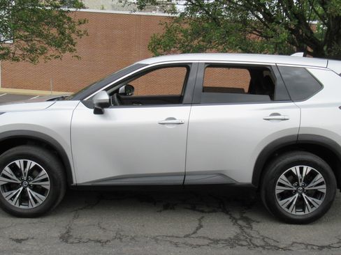 Used 2021 Nissan Rogue SV image 4