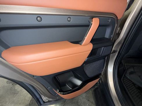 Used 2025 Land Rover Defender 110 OCTA image 38