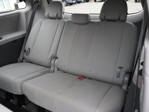 Used 2017 Toyota Sienna XLE image 15