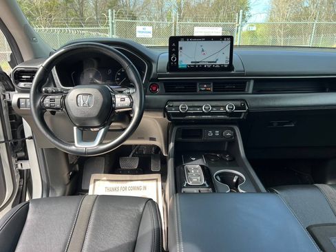 Used 2025 Honda Pilot Touring image 17