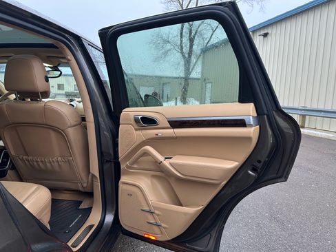 Used 2016 Porsche Cayenne image 36