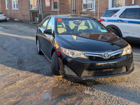 Used 2013 Toyota Camry LE image 3