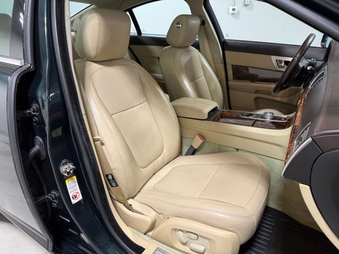 Used 2010 Jaguar XF Premium RWD image 21