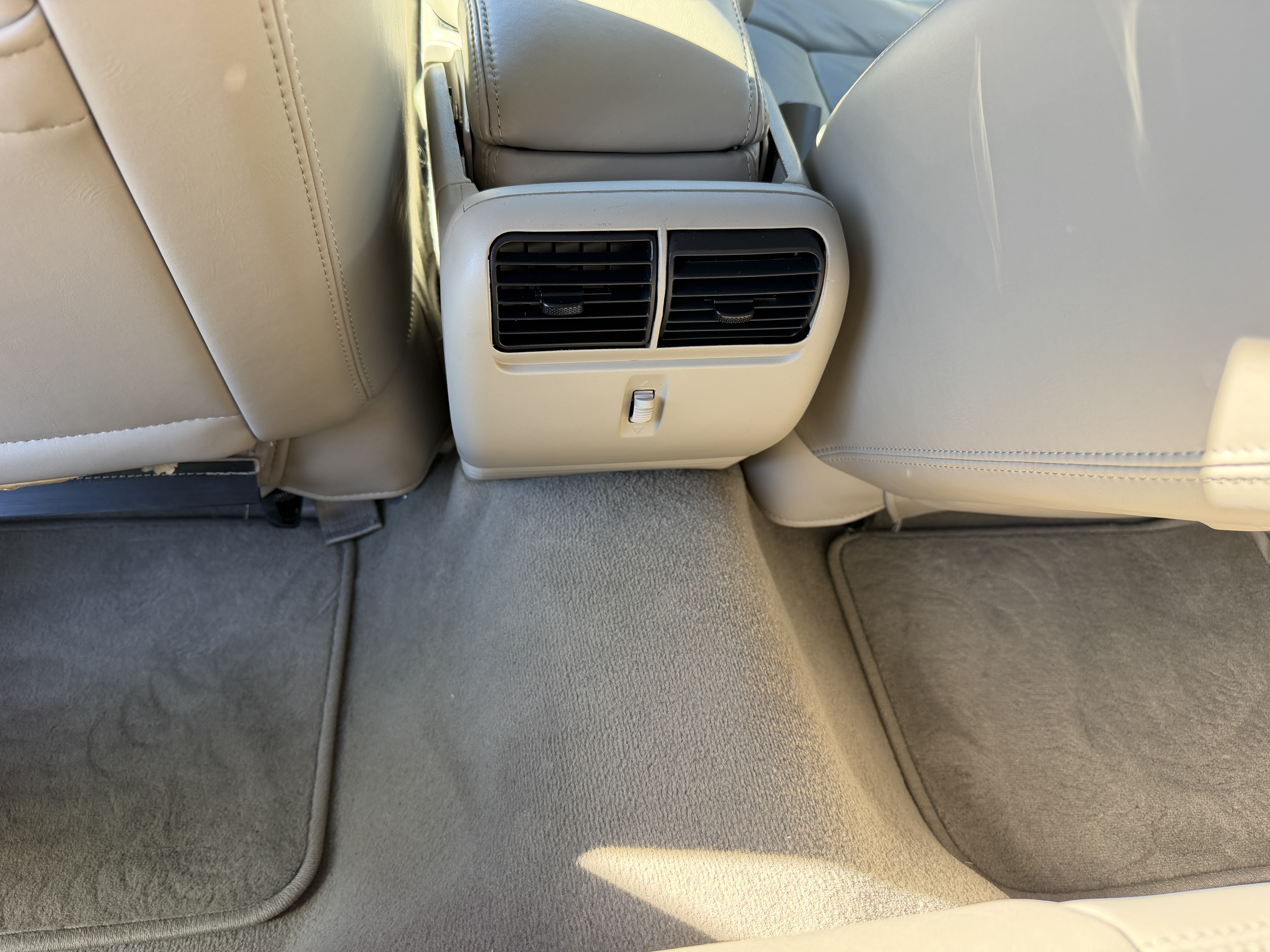 Used 2011 Lincoln Town Car Signature Limited RWD image 13