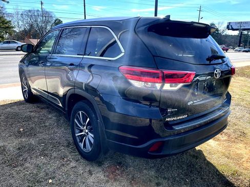 Used 2017 Toyota Highlander SE image 4