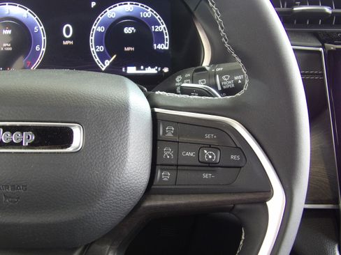 Used 2025 Jeep Grand Cherokee L Limited image 31