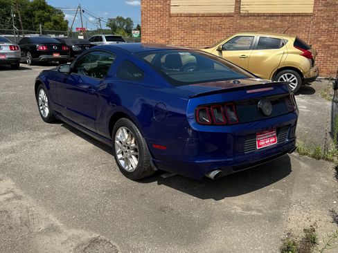 Used 2014 Ford Mustang image 2