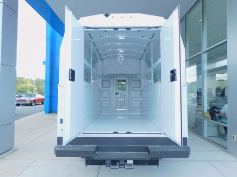 New 2025 Chevrolet Express 3500 image 18