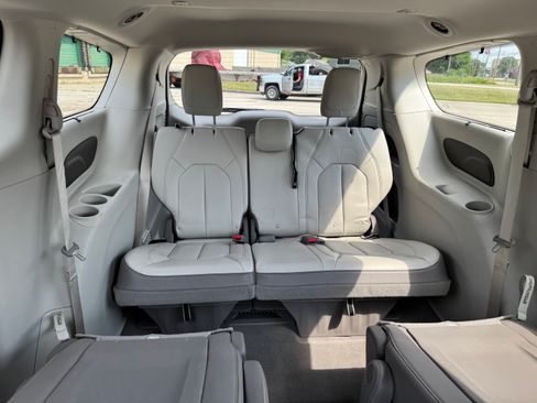 Used 2018 Chrysler Pacifica Touring-L image 10
