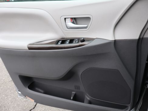 Used 2017 Toyota Sienna XLE image 20
