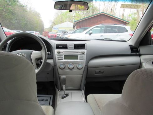 Used 2011 Toyota Camry LE Sedan FWD image 19
