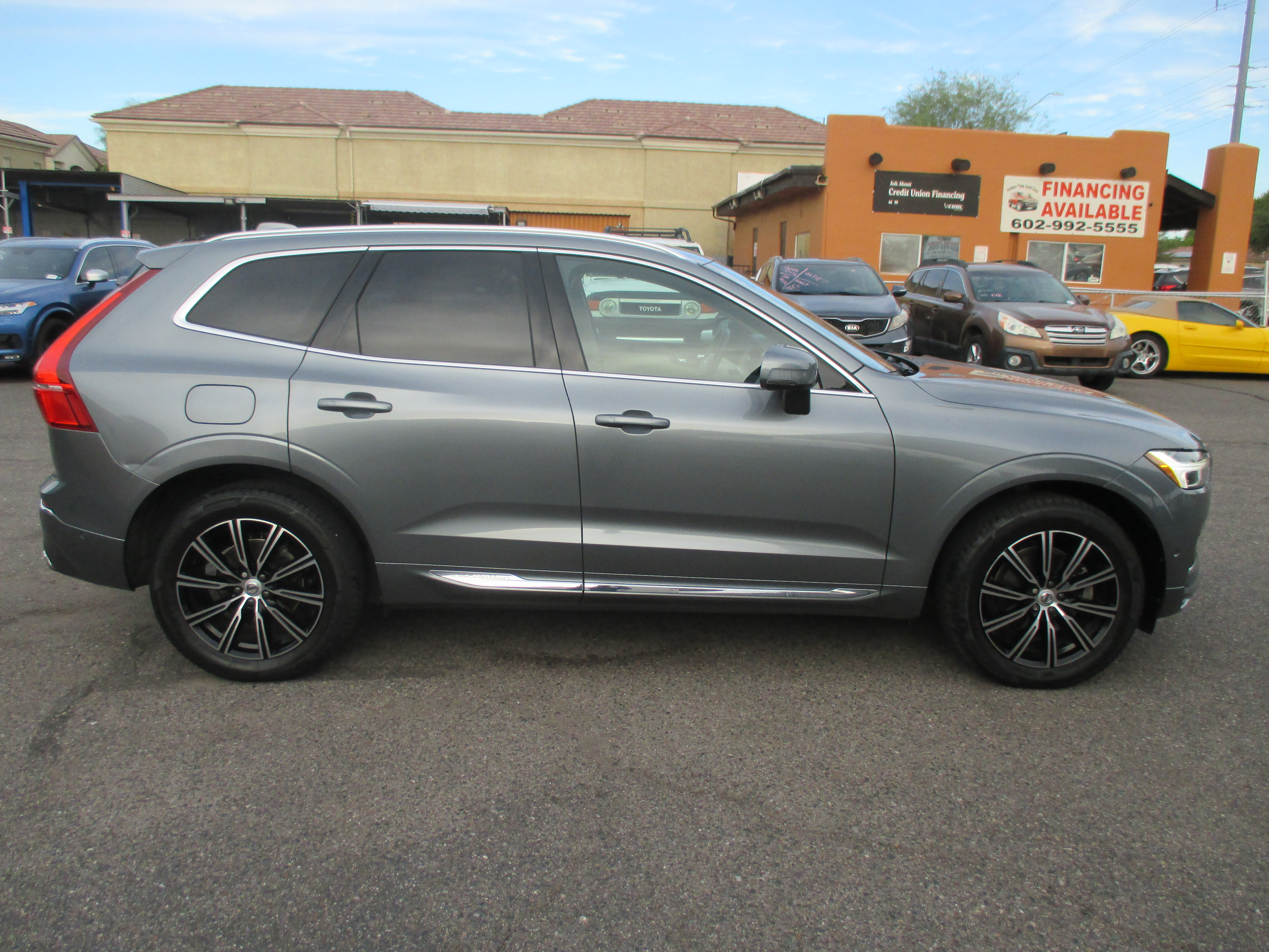 Used 2019 Volvo XC60 AWD T5 Inscription image 2