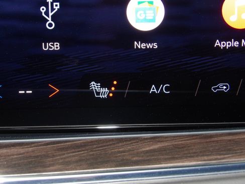 Used 2025 Chevrolet Suburban Z71 image 31