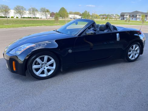 Used 2005 Nissan 350Z RWD image 4