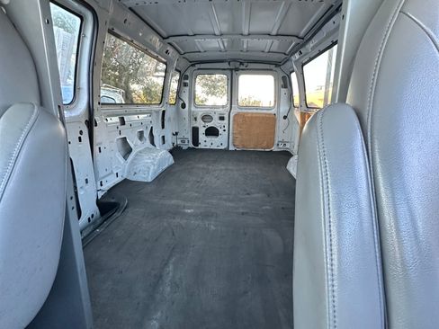 Used 2004 Ford E-350 and Econoline 350 XLT image 5