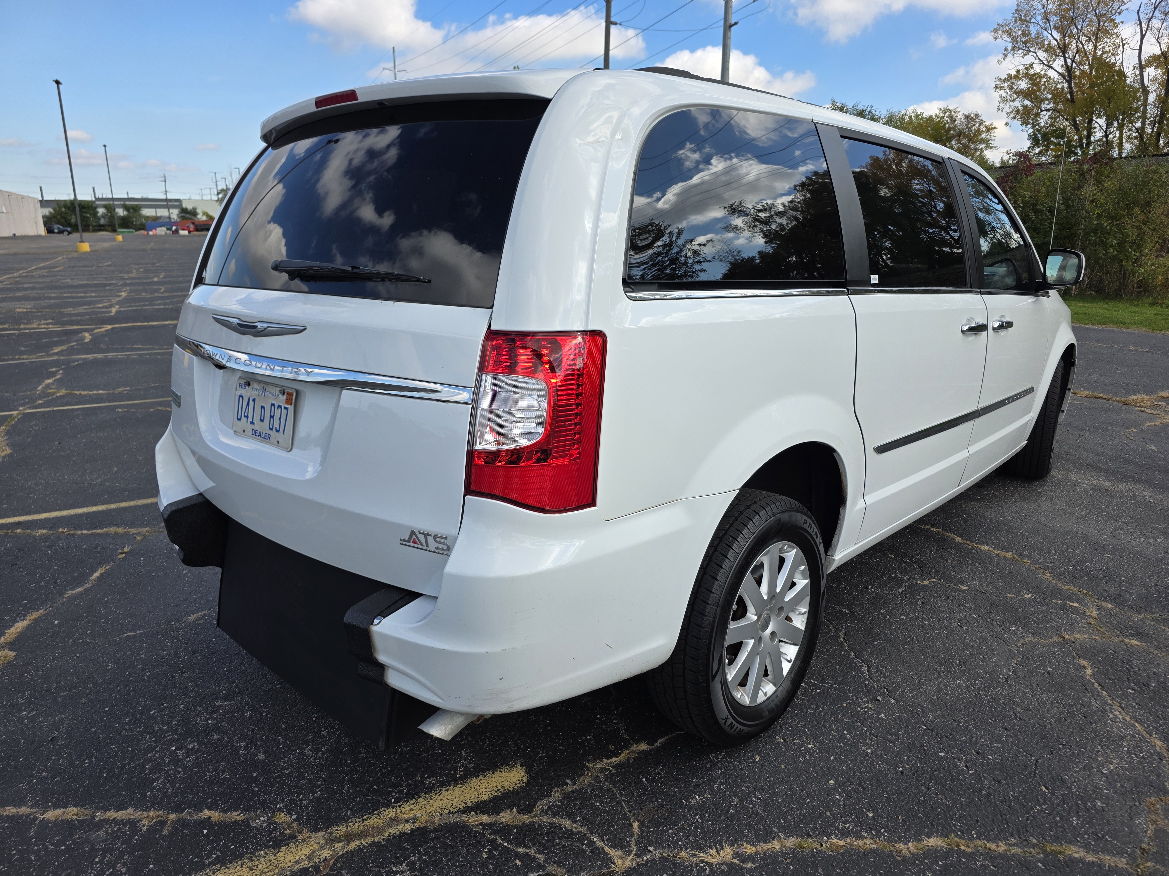 Used 2016 Chrysler Town & Country Touring FWD image 7