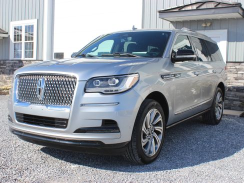 Used 2023 Lincoln Navigator Reserve Sport Utility 4D image 3