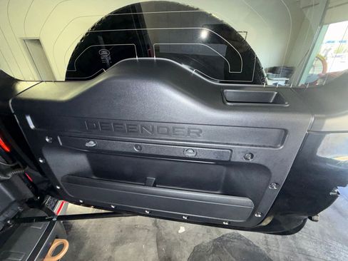 Used 2025 Land Rover Defender 110 OCTA image 37