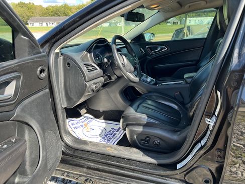 Used 2017 Chrysler 200 Limited image 8