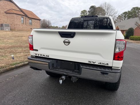 Used 2018 Nissan Titan SV image 19