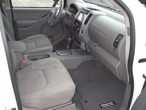 Used 2021 Nissan Frontier SV image 10