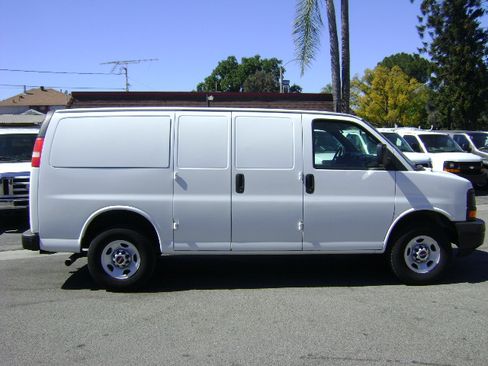 Used 2009 GMC Savana 3500 image 2