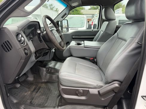 Used 2015 Ford F550 2WD Regular Cab Super Duty image 9