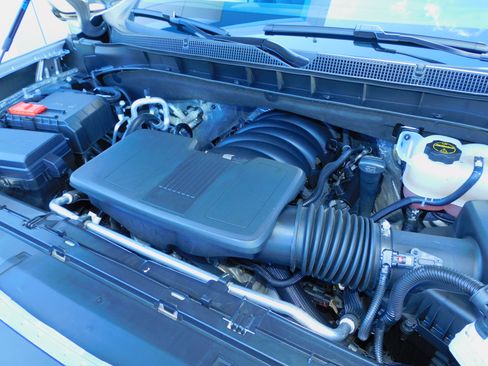 Used 2025 Chevrolet Suburban Z71 image 16