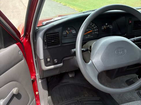 Used 1994 Toyota Pickup 4x4 Regular Cab DX image 9