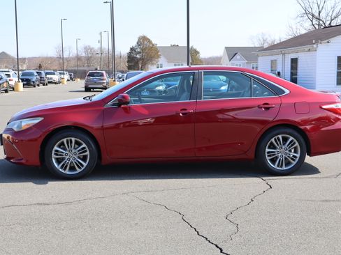 Used 2016 Toyota Camry SE image 5