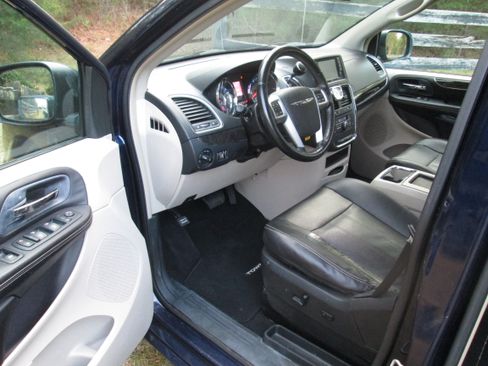 Used 2012 Chrysler Town & Country Touring image 7