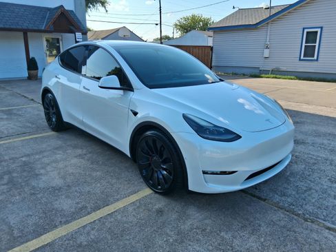 Used 2022 Tesla Model Y AWD Performance image 1