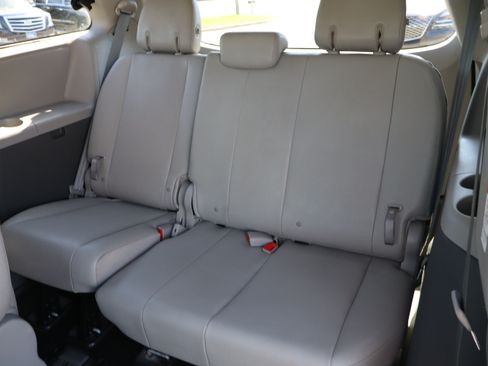 Used 2020 Toyota Sienna XLE AWD image 14