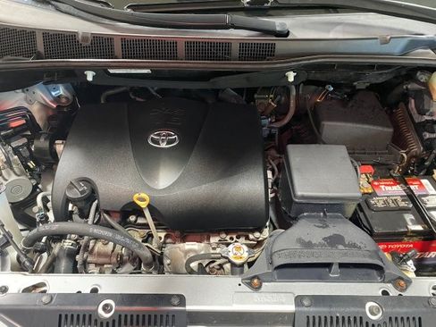 Used 2017 Toyota Sienna XLE Minivan FWD image 29