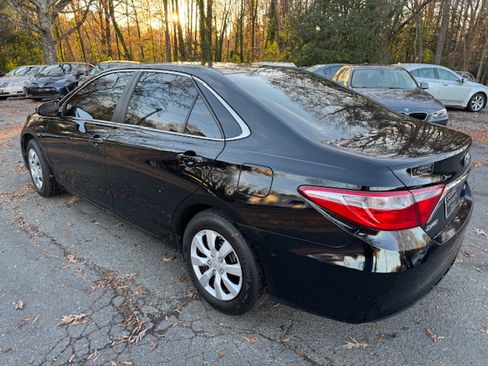 Used 2015 Toyota Camry LE image 2