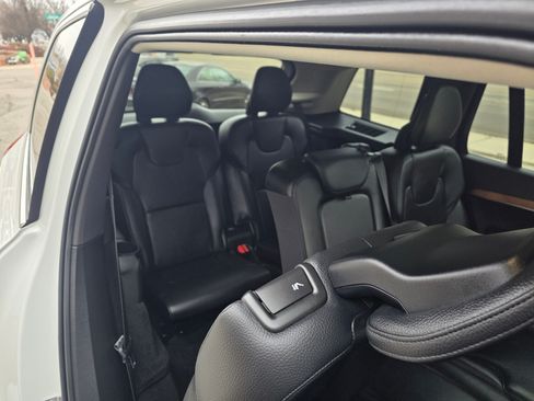Used 2021 Volvo XC90 T6 Momentum image 12