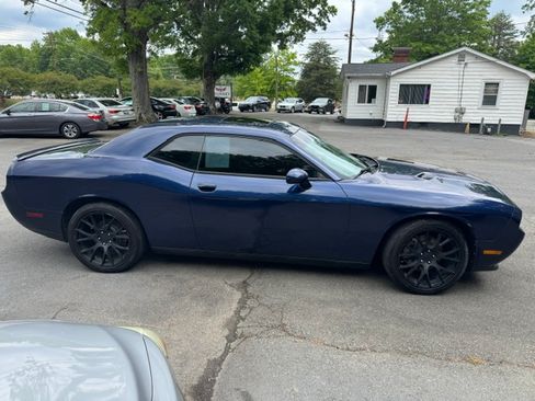 Used 2014 Dodge Challenger SXT RWD image 6